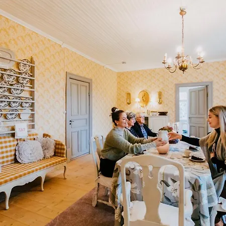 Salaisen Puutarhan Majatalo *