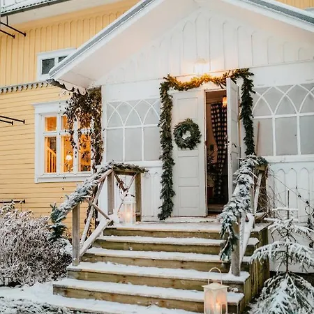 Salaisen Puutarhan Majatalo *