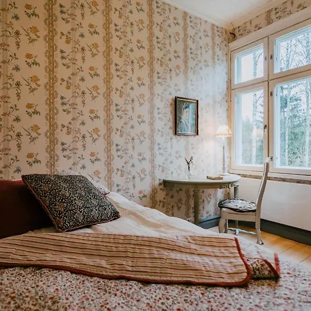 Salaisen Puutarhan Majatalo Gasthof *