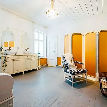 Salaisen Puutarhan Majatalo *